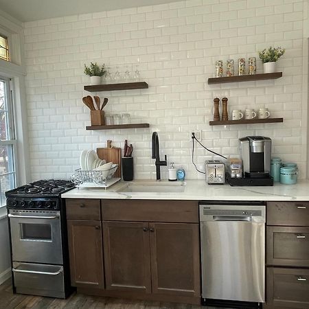 Gorgeous Victorian House!! Entire Suite In Sam'S Home New York Bagian luar foto