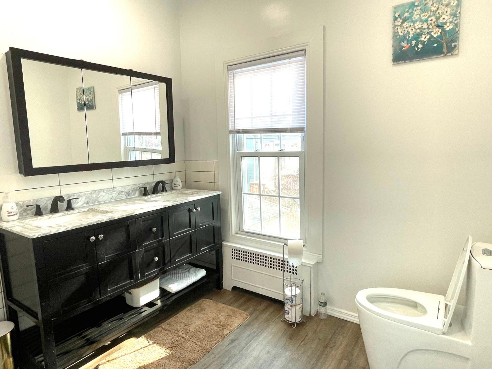 Gorgeous Victorian House!! Entire Suite In Sam'S Home New York Bagian luar foto